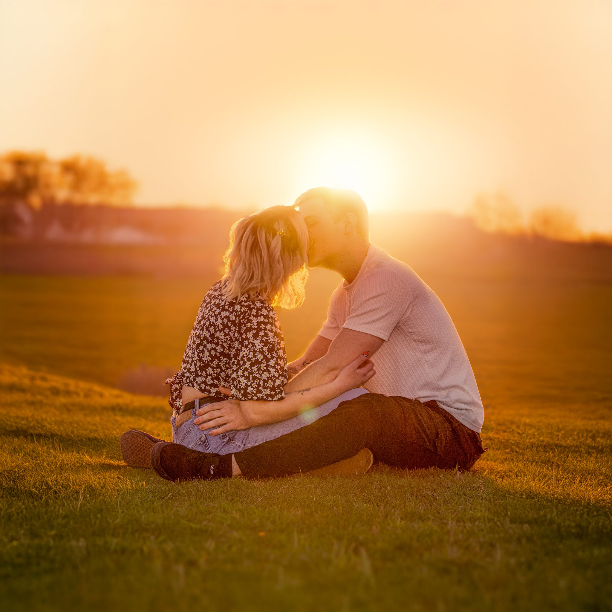 Portrait classique d'un couple réalisé dans un champ à Willemeau, en Belgique