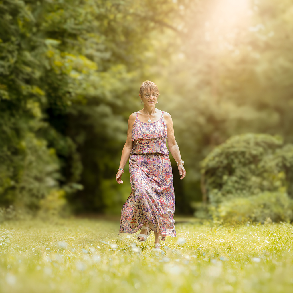 Portrait classique femme dans une forêt - Par un photographe portrait à Calonne, en Belgique